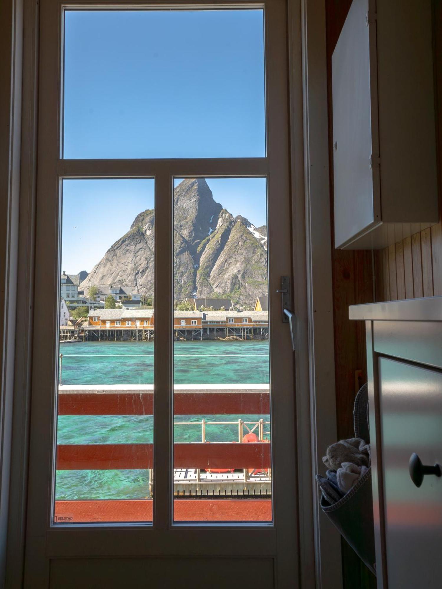 Rostad Retro Rorbuer Reine Exteriér fotografie